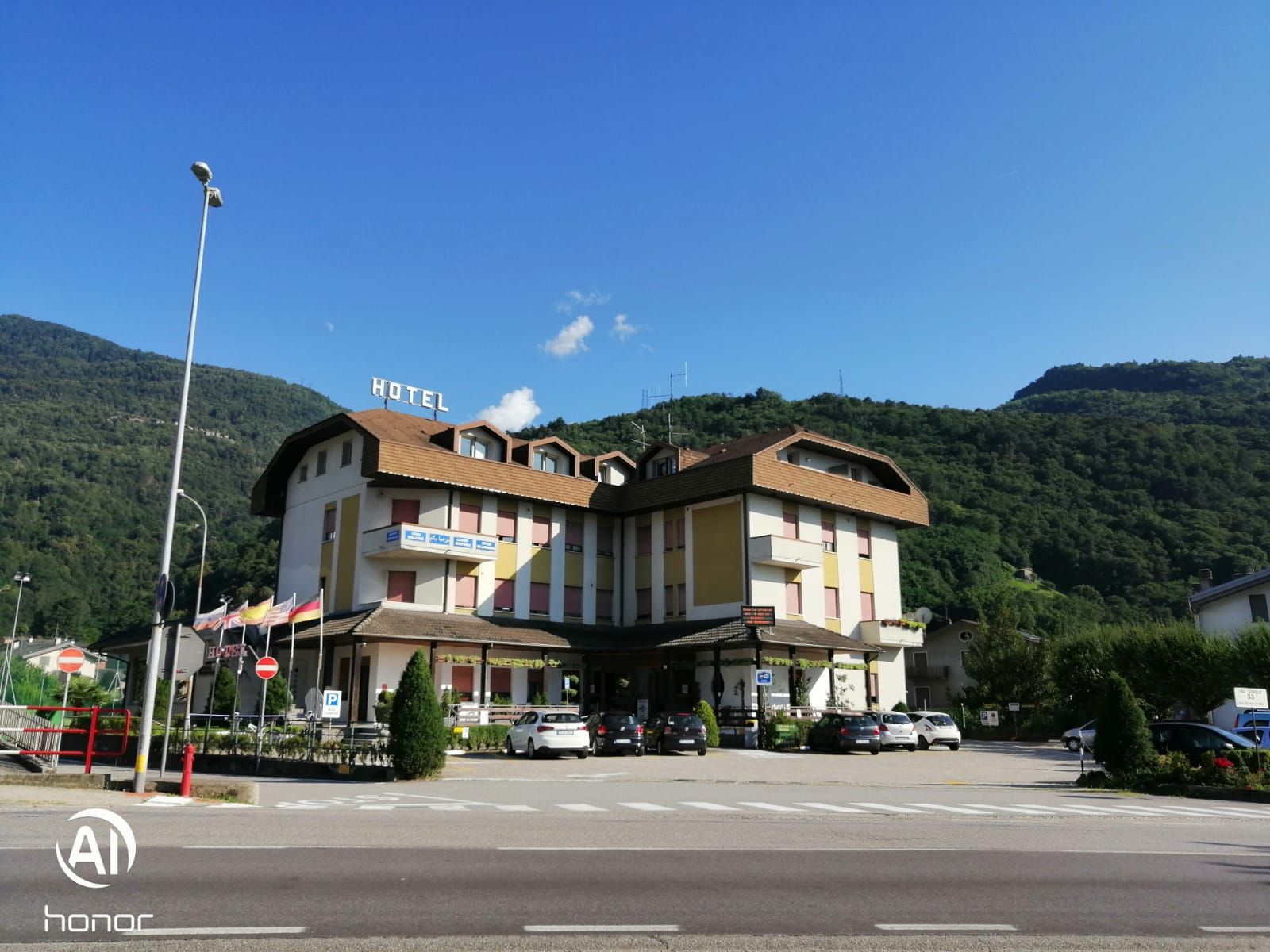 Hotel Rezia Valtellina fronte strada